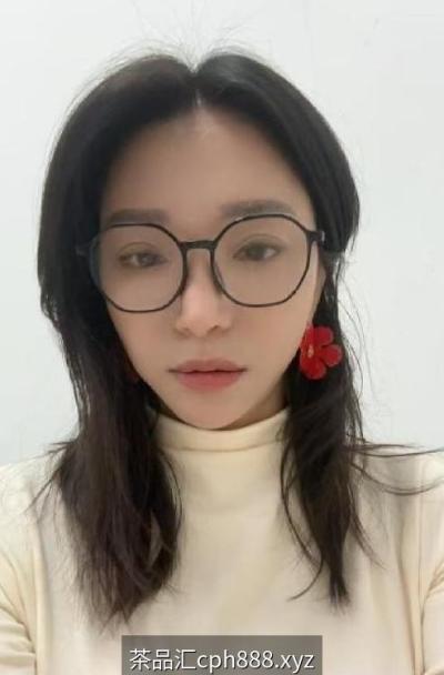 上城戴眼镜的骚妇