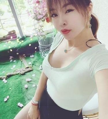 白衣大奶